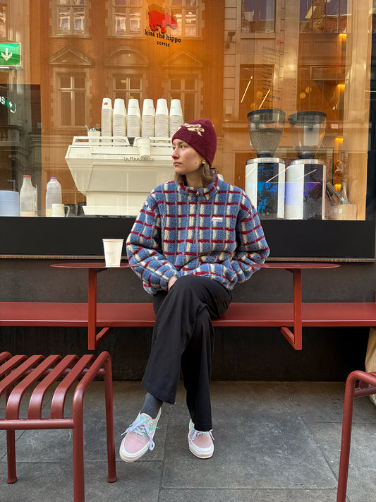 [Modelka ma 177cm i nosi rozmiar S] kurtka wełniana merino kangurka unisex adult shadow blue krata modelka outftit