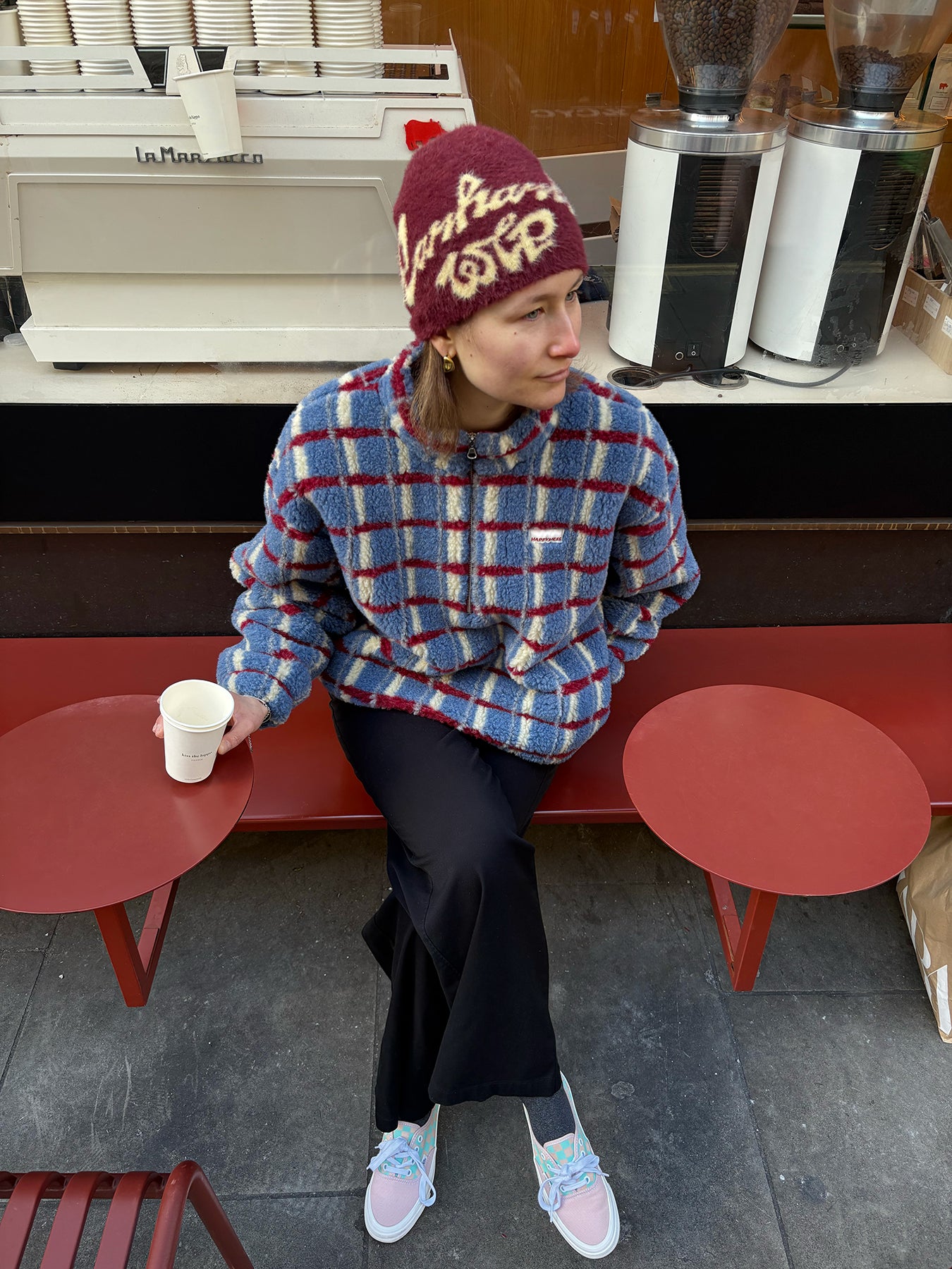 [Modelka ma 177cm i nosi rozmiar S] kurtka wełniana merino kangurka unisex adult shadow blue krata modelka outftit stylizacja kawa