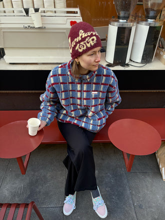 [Modelka ma 177cm i nosi rozmiar S] kurtka wełniana merino kangurka unisex adult shadow blue krata modelka outftit stylizacja kawa