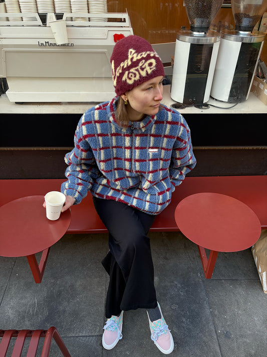 [Modelka ma 177cm i nosi rozmiar S] kurtka wełniana merino kangurka unisex adult shadow blue krata modelka outftit stylizacja kawa