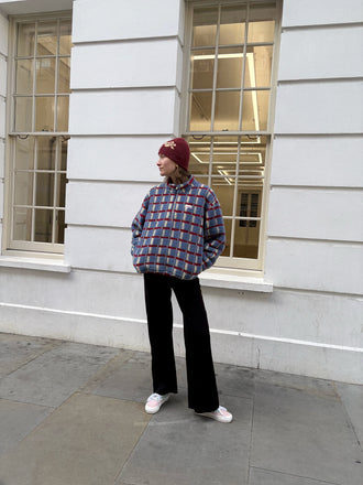 [Modelka ma 177cm i nosi rozmiar S] kurtka wełniana merino kangurka unisex adult shadow blue krata modelka outftit stylizacja 