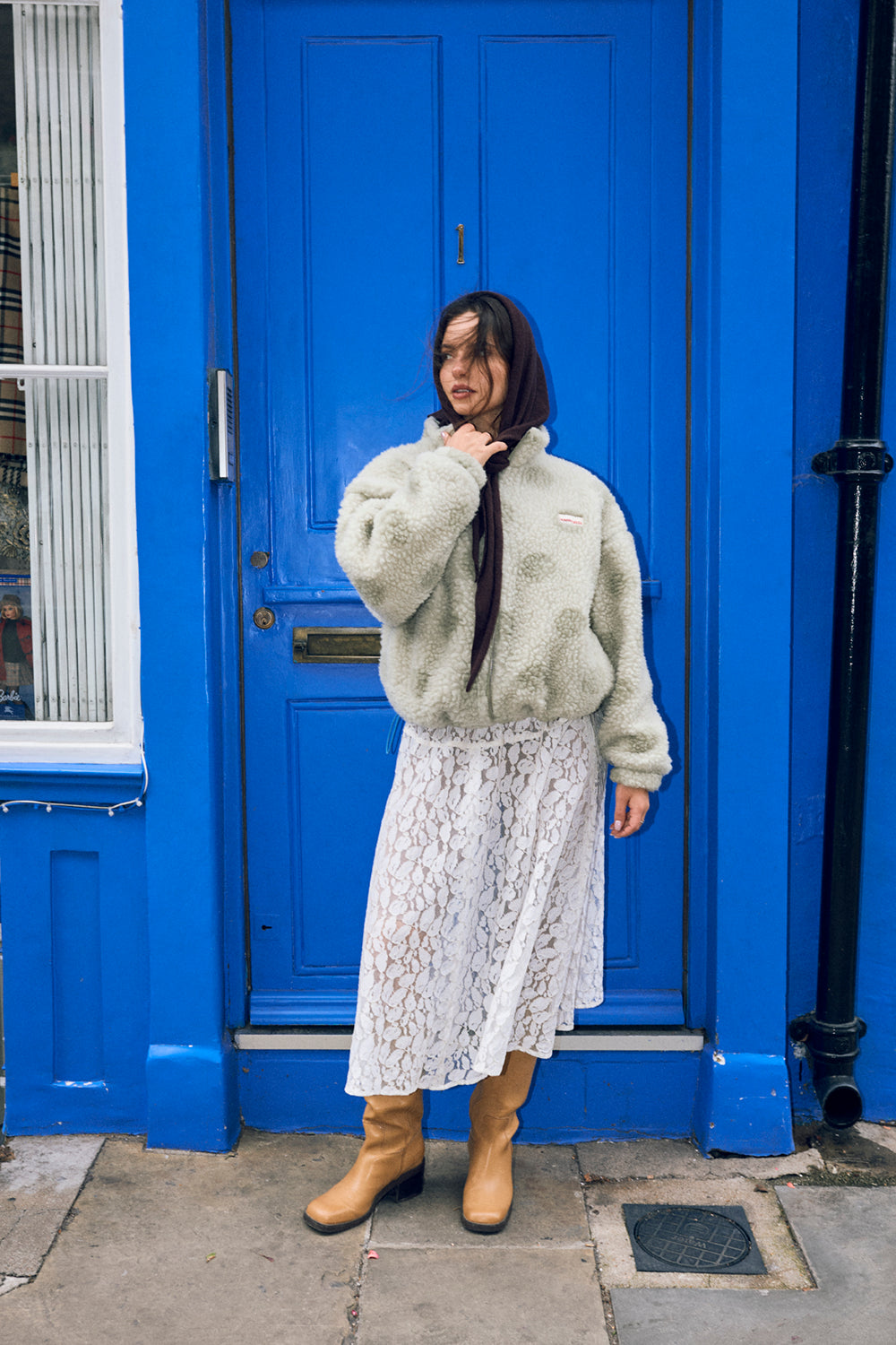 [Modelka ma 164 cm wzrostu i nosi rozmiar S] kurtka wełniana unisex adult polka dots stylizacja szalik brązowy chusta outfit