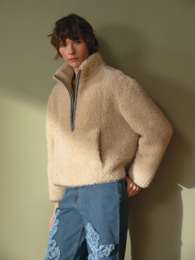 [pl][Modelka ma 178 cm wzrostu i nosi rozmiar S] [en][The model is 178 cm tall and wears size S] [de][Das Model ist 178 cm groß und trägt Größe S] wełniana kurtka kangurka beżowa merino merino wool jacket almond kangaroo boxy