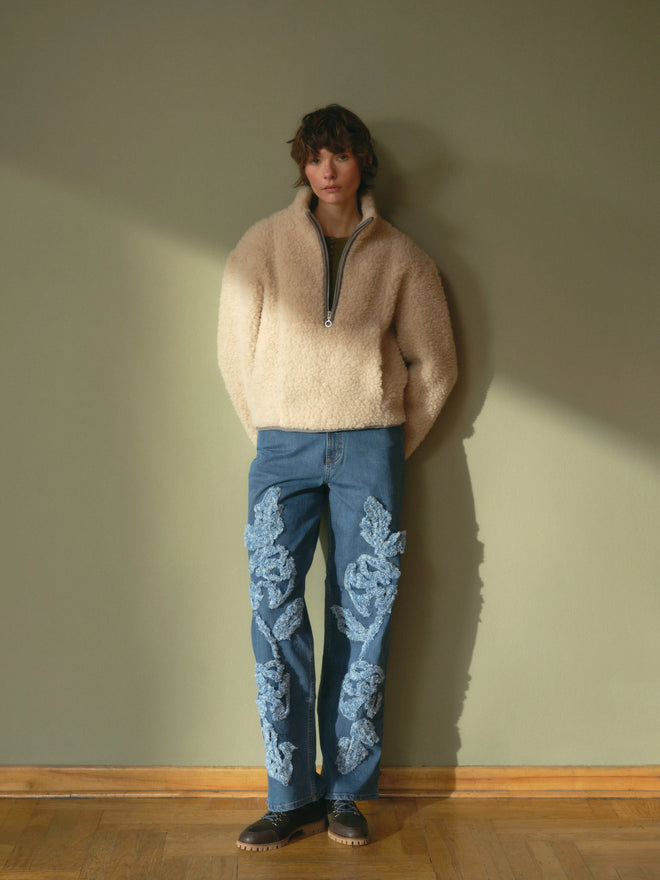 [pl][Modelka ma 178 cm wzrostu i nosi rozmiar S] [en][The model is 178 cm tall and wears size S] [de][Das Model ist 178 cm groß und trägt Größe S] wełniana kurtka kangurka beżowa merino merino wool jacket almond kangaroo boxy