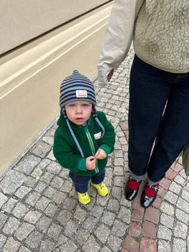 dziecięca czapka wełniana merino w paski choco stripes wool hat dziecko stylizacja kurtka forrest green