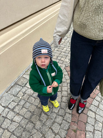 dziecięca czapka wełniana merino w paski choco stripes wool hat dziecko stylizacja kurtka forrest green