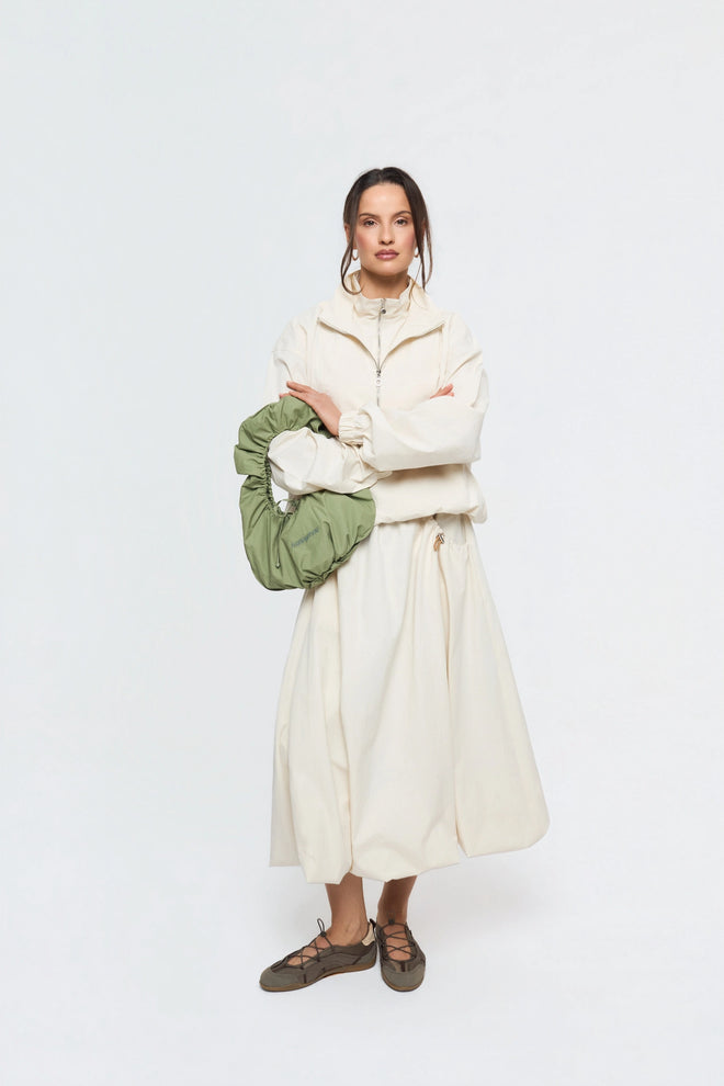 [pl][Modelka ma 174 cm i nosi rozmiar S] [en][The model is 174 cm and wears size S] [de][Das Model ist 174 cm groß und trägt Größe S]  bawełniana beżowa ortalionowa kurtka cotton beige jacket jacke zestaw set lisbon light spódnica kurtka skirt jacket jacke rock