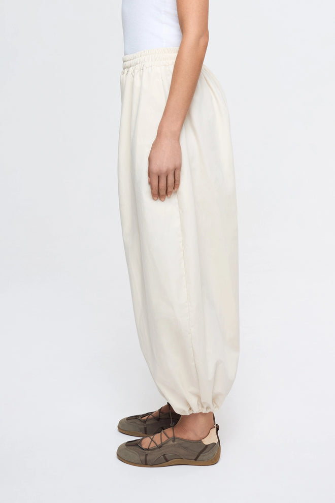 bawełniane spodnie ortalionowe balloon beżowe lisbon light cotton pants trousers hosen baumwolle baumwollhosen