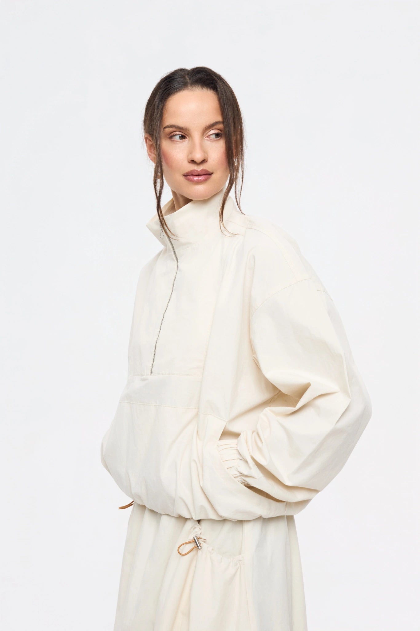 [pl][Modelka ma 174 cm i nosi rozmiar S] [en][The model is 174 cm and wears size S] [de][Das Model ist 174 cm groß und trägt Größe S] bawełniana beżowa ortalionowa kurtka cotton beige jacket jacke zestaw set lisbon light