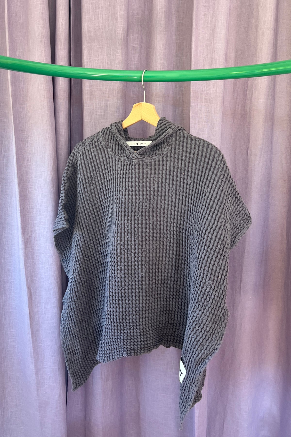 ponczo waflowe kapielowe dzieciece lniane outlet fioletowe blueberry przód brak wszywki z rozmiarem 