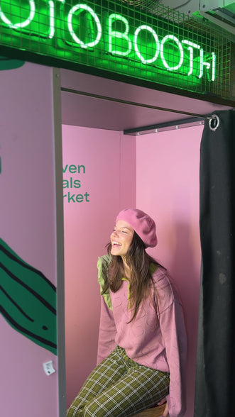 [Modelka ma 172 cm wzrostu i nosi rozmiar S] bawełniany sweter damski blush hearts kontrastowy kołnierz organic cotton outfit