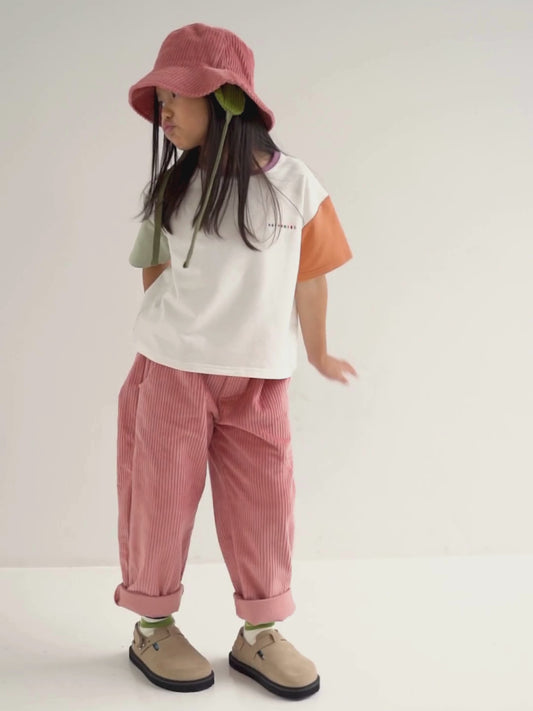 dziecięce spodnie sztruksowe bawełniane różowe pink blush corduroy t-shirt kapelusz sztylizacja cotton pants 