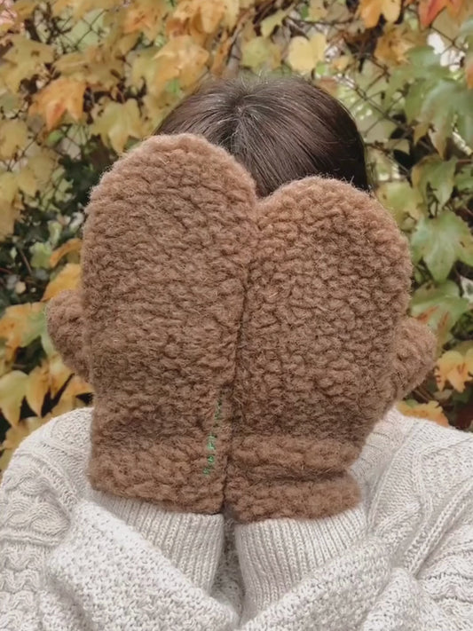 wełniane rękawiczki merino z klapką brązowe teddy brown adults wool mittens modelka