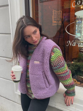 [Modelka ma 164 cm wzrostu i nosi rozmiar S] kamizelka wełniana merino unisex lilac cloud outfit stylizacja kawa 
