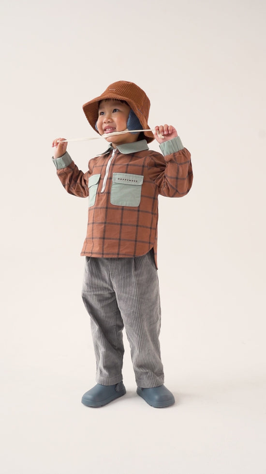 [Alan ma 104 cm wzrostu i nosi koszulę w rozmiarze 3-4 lata] dziecięca koszula bawełniana krata brązowa cocoa brown wideo kapelusz spodnie sztruksowe