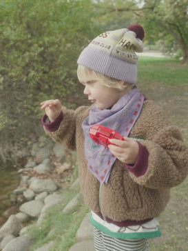 [Model na video ma 104 cm wzrostu i nosi kurtkę w rozmiarze 3-4 lata] kurtka dziecięca bomberka wełniana merino teddy brown outfit stylizacja dziecko czapka beanie