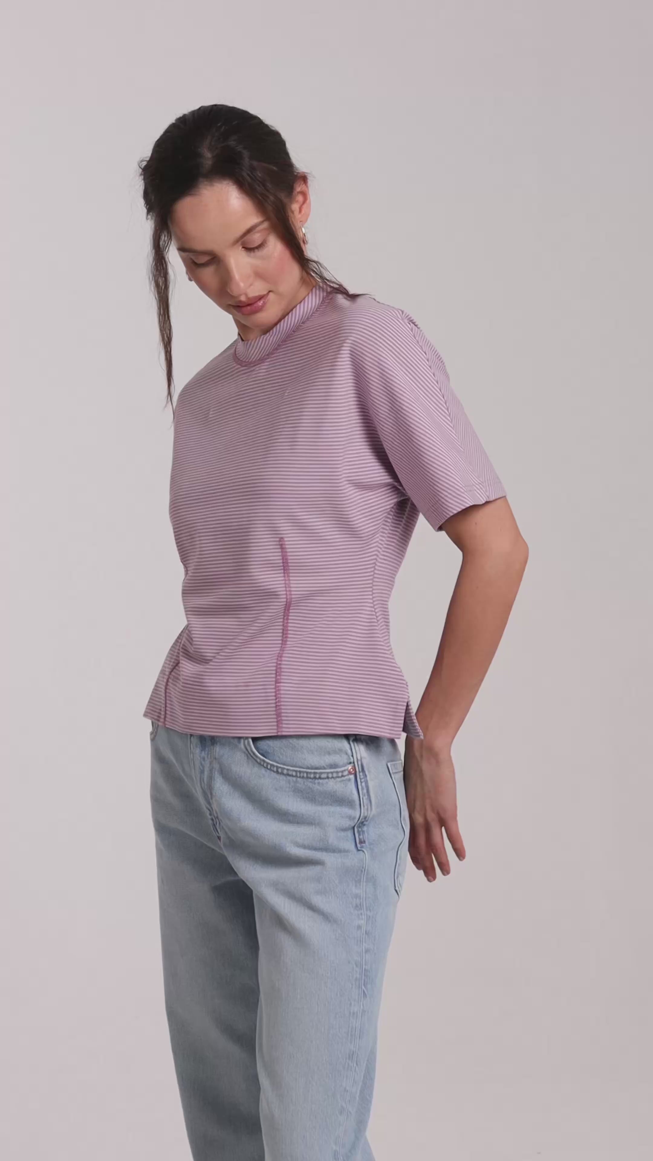 [pl][Modelka ma 174 cm i nosi rozmiar S] [en][The model is 174 cm and wears size S] [de][Das Model ist 174 cm groß und trägt Größe S]  t-shirt taliowany w paski damski outfit wiosna fioletowa bluzka