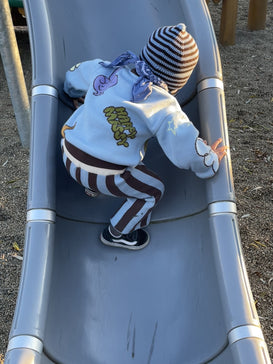 dziecięca czapka wełniana merino w paski choco stripes wool hat stylizacja kardigan spodnie dziecko 