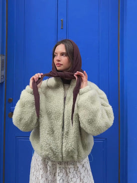 dzianinowa chusta z wełną merino i kaszmirem brązowa chocolate brown wool blend scarf modelka outfit bomberka wełniana polka dots