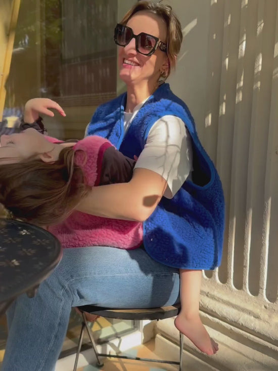 [Modelka ma 98 cm wzrostu i nosi rozmiar 3-4 lata] kamizelka wełniana merino dziecięca dusty pink