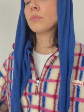 dzianinowa chusta z wełną i kaszmirem kobaltowa wool blend scarf cobalt modelka