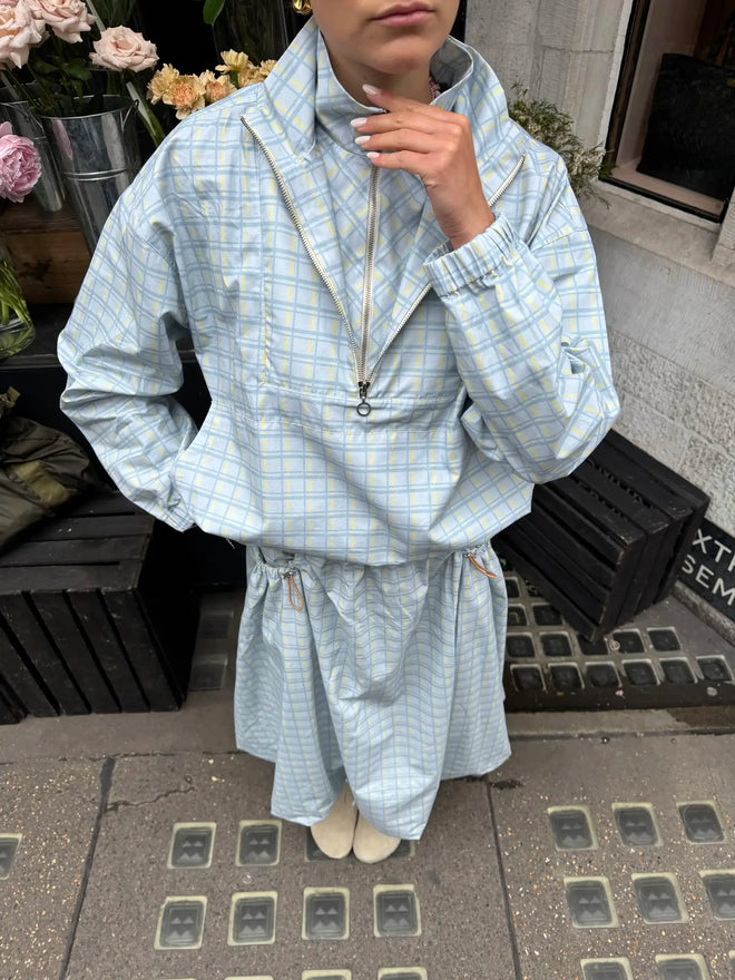 [pl][Modelka ma 177 cm i nosi rozmiar S] [en][The model is 177 cm and wears size S] [de][Das Model ist 177 cm groß und trägt Größe S] spódnica bombka midi bawełna błękitna london fog coton balloon skirt rock baumwollrock kurtka kangurka oversize jacket jacke