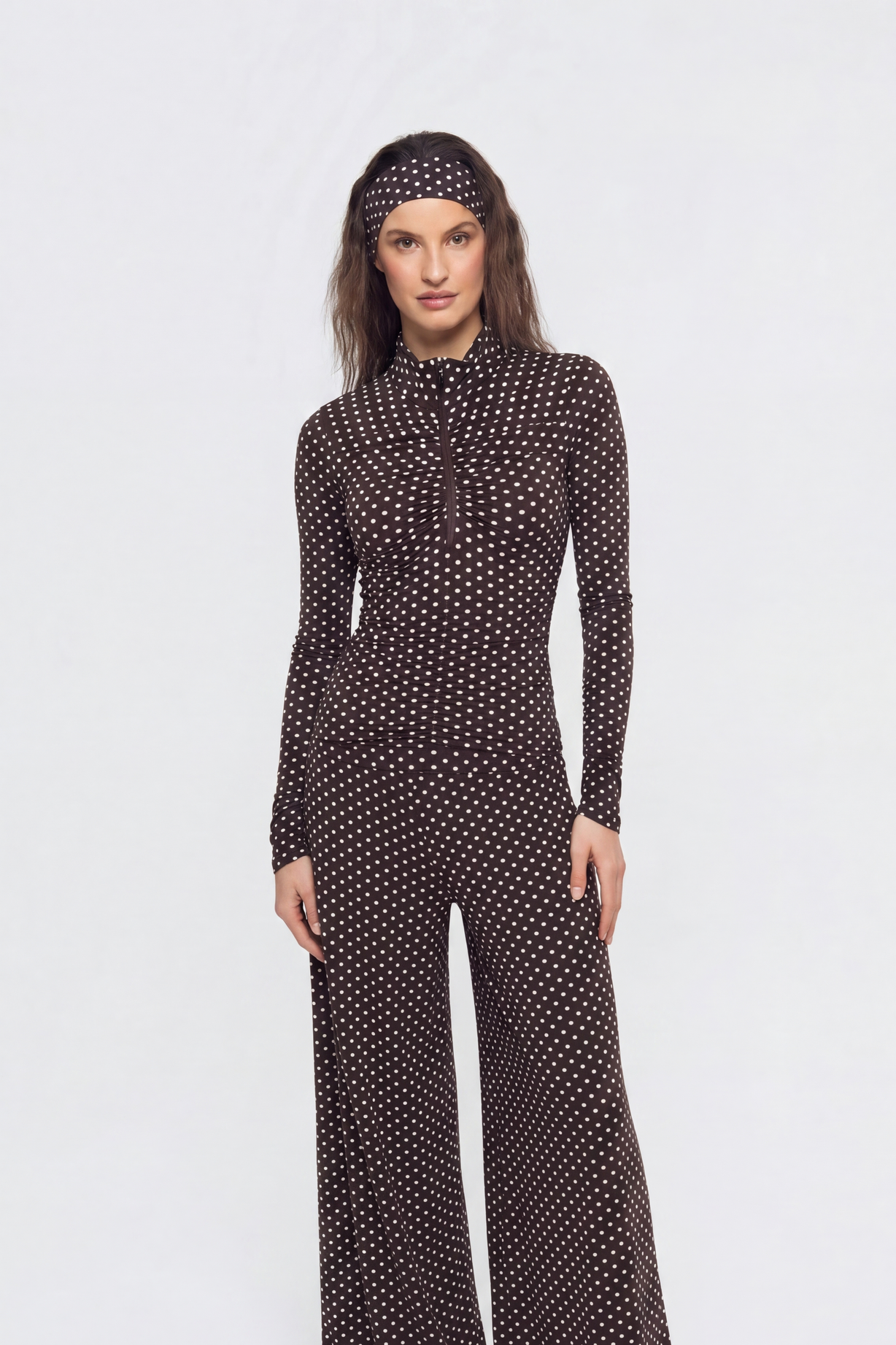 [pl][Modelka ma 174 cm i nosi rozmiar S] [en][The model is 174 cm tall and wears size S] [de][Das Model ist 174 cm groß und trägt Größe S]  longsleeve damski brązowy w groszki choco dots 