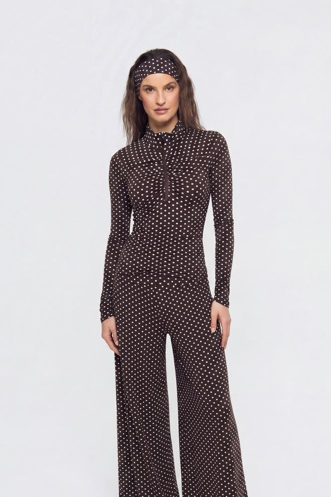 [pl][Modelka ma 174 cm i nosi rozmiar S] [en][The model is 174 cm tall and wears size S] [de][Das Model ist 174 cm groß und trägt Größe S]  longsleeve damski brązowy w groszki choco dots 