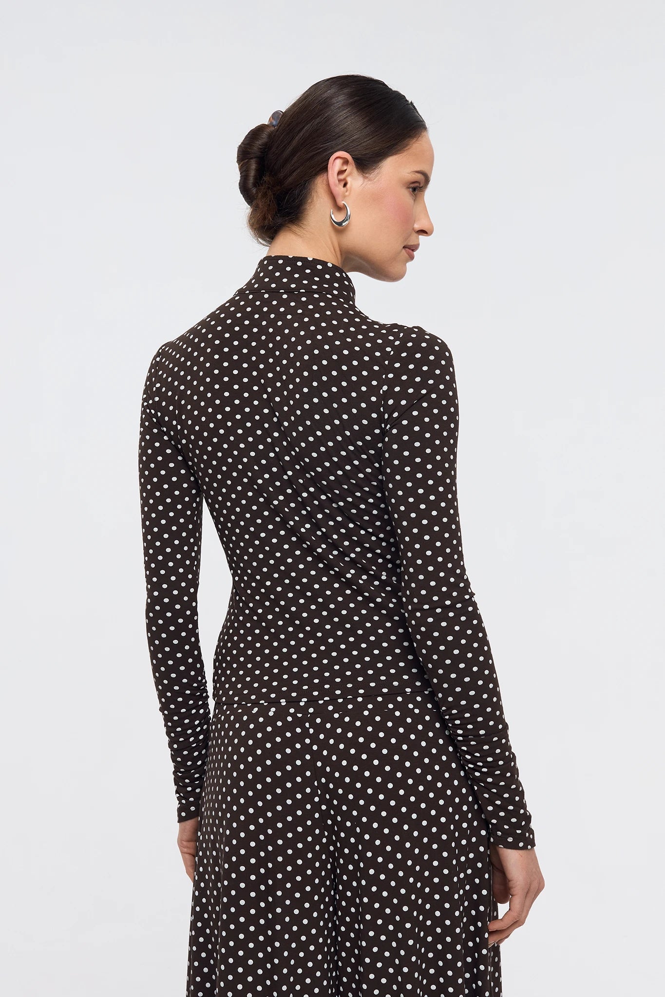 [pl][Modelka ma 174 cm i nosi rozmiar S] [en][The model is 174 cm tall and wears size S] [de][Das Model ist 174 cm groß und trägt Größe S]  longsleeve damski brązowy w groszki choco dots 