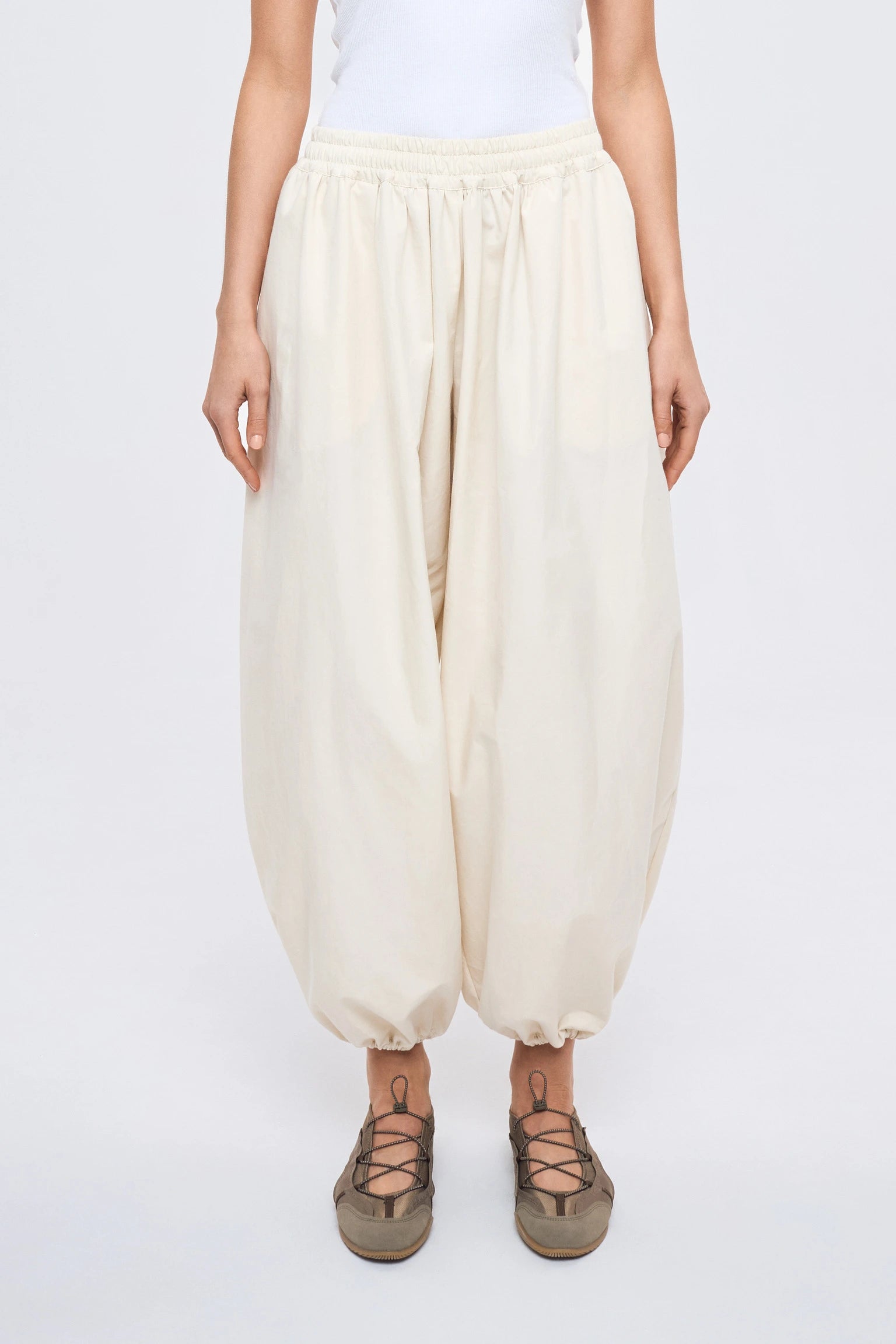 bawełniane spodnie ortalionowe balloon beżowe lisbon light cotton pants trousers hosen baumwolle 