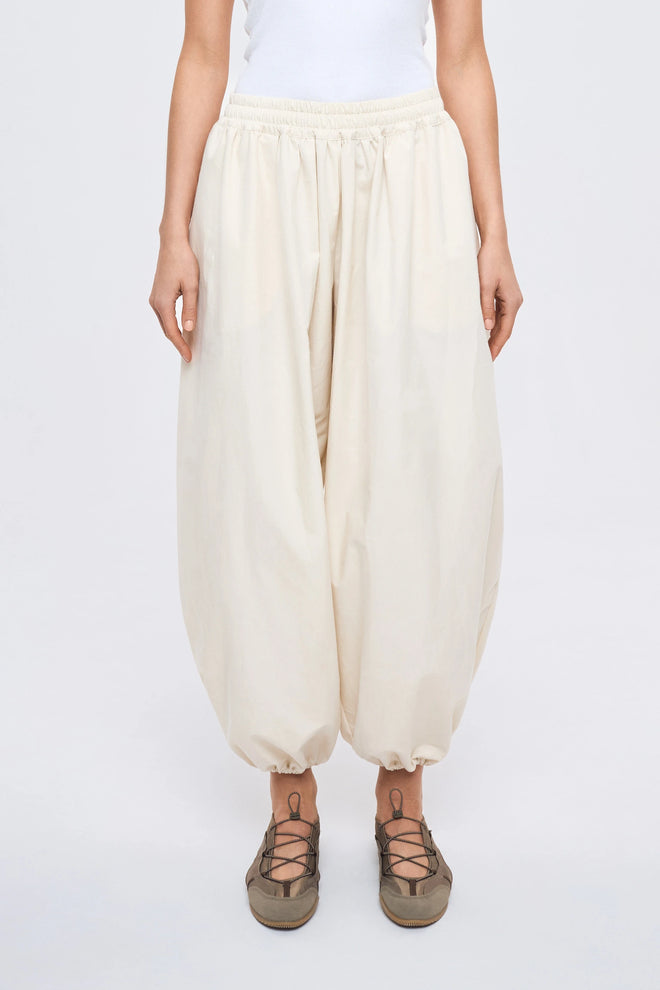 bawełniane spodnie ortalionowe balloon beżowe lisbon light cotton pants trousers hosen baumwolle 