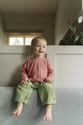 spodnie dziecięce w kratę zielone matcha green outfit dziecko chłopiec stylizacja