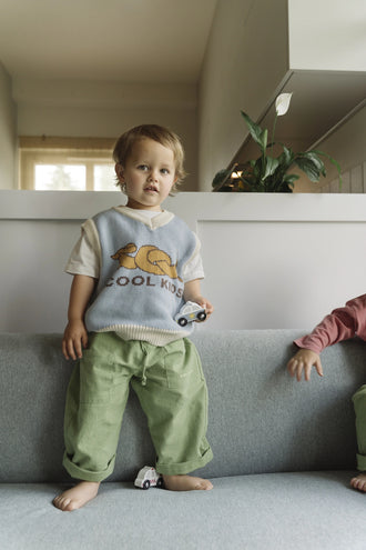 spodnie dziecięce w kratę zielone matcha green outfit kamizelka jamnik dziecko