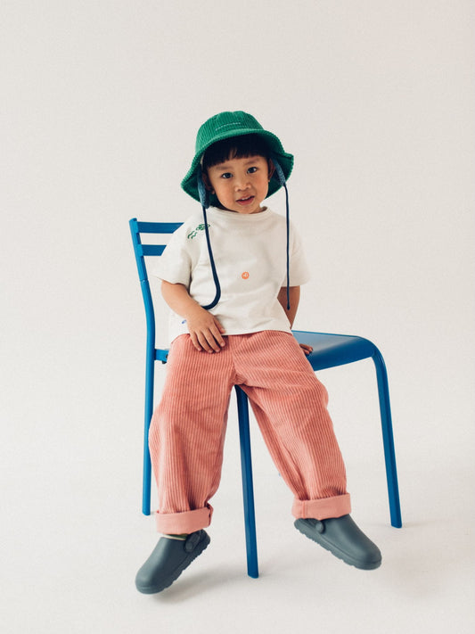 [Alan ma 104 cm wzrostu i nosi spodnie w rozmiarze 3-4 lata] dziecięce spodnie sztruksowe bawełniane różowe pink blush stylizacja corduroy outfit dziecko chłopiec t-shirt kapelusz