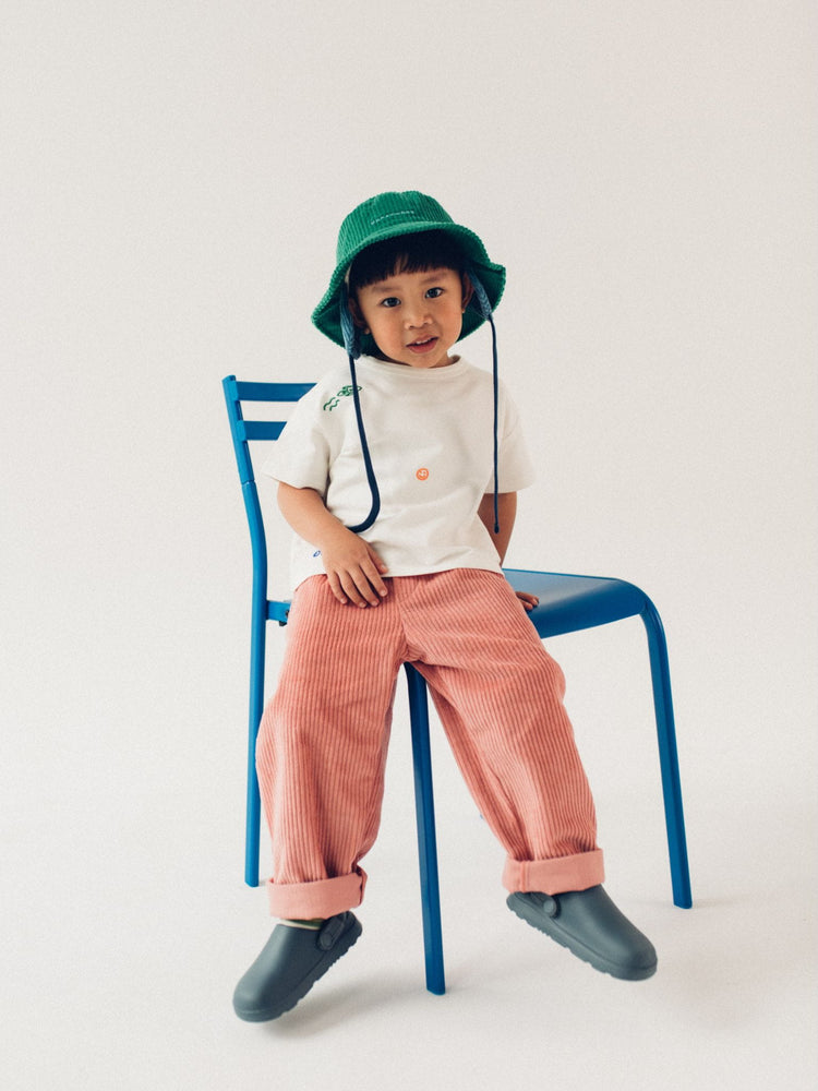 [pl][Model ma 104 cm i nosi rozmiar 3-4 lata] [en][The model is 104 cm and wears size 3-4 years] [de][Das Model ist 104 cm groß und trägt Größe 3-4 Jahre]  dziecięce spodnie sztruksowe bawełniane różowe pink blush stylizacja corduroy outfit dziecko chłopiec t-shirt kapelusz