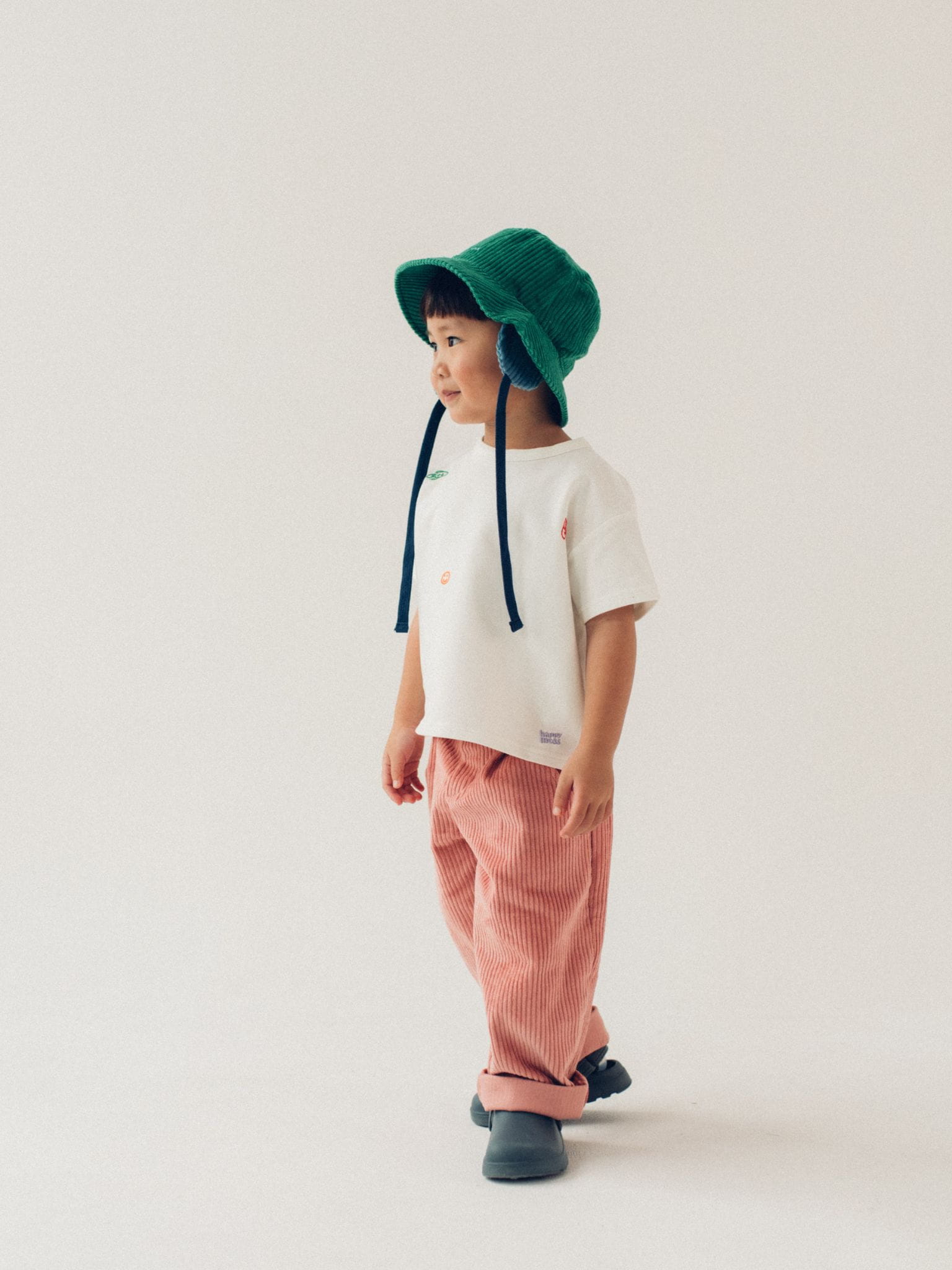 [Alan ma 104 cm wzrostu i nosi spodnie w rozmiarze 3-4 lata] dziecięce spodnie sztruksowe bawełniane różowe pink blush stylizacja corduroy outfit dziecko chłopiec t-shirt kapelusz zielony