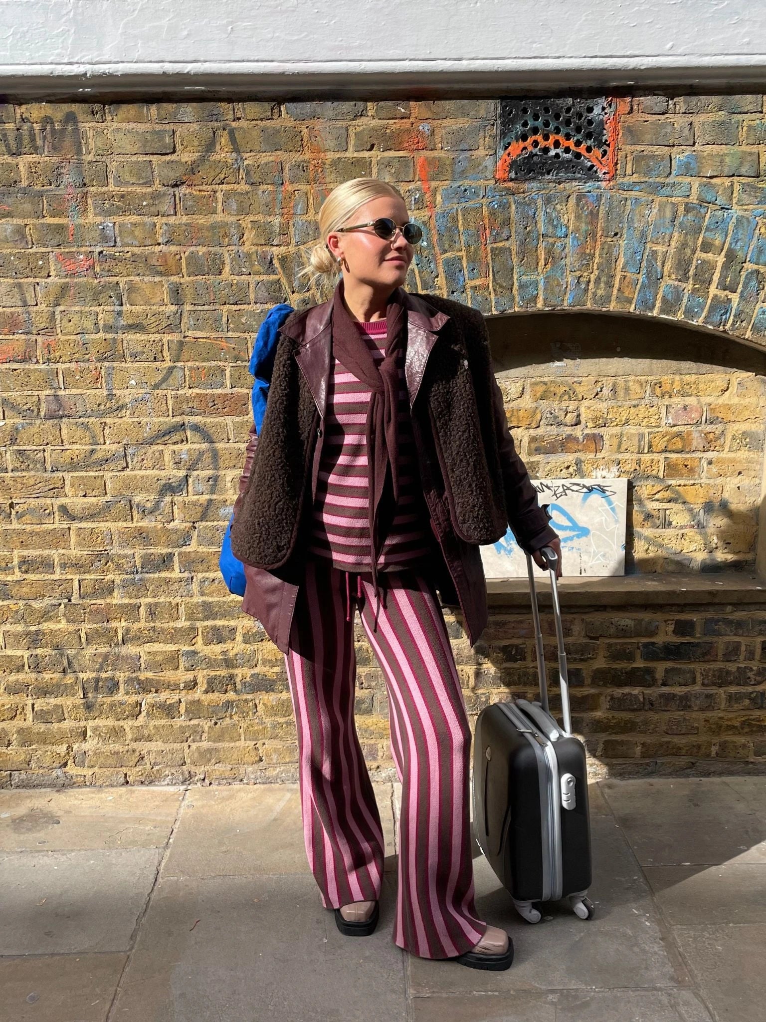 [Modelka ma 169 cm wzrostu i nosi rozmiar S] spodnie bawełna organiczna paski berry stripes zestaw outfit