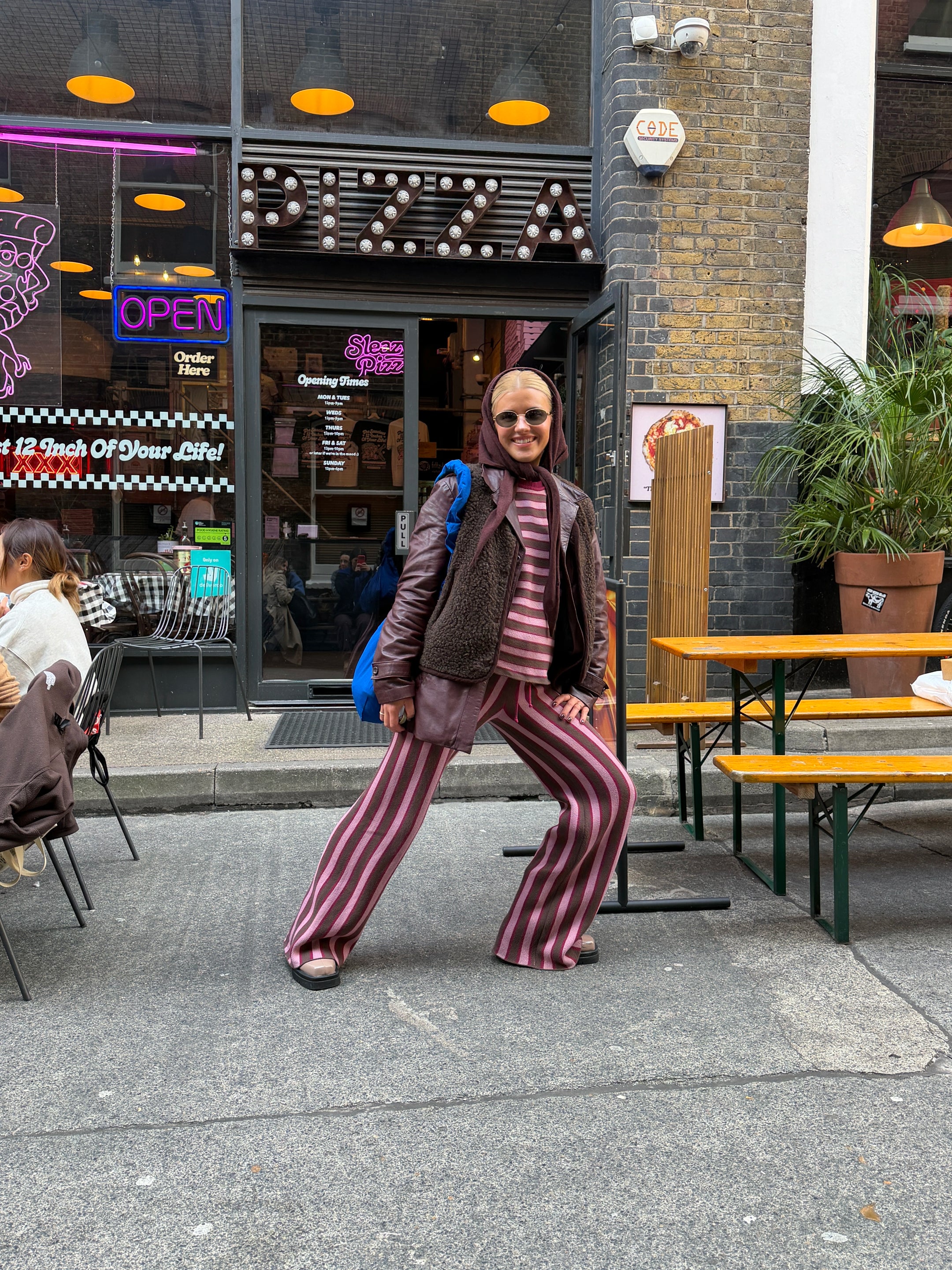 [Modelka ma 169 cm wzrostu i nosi rozmiar S] spodnie bawełna organiczna paski berry stripes outfit sweter kamizelka chusta torba 