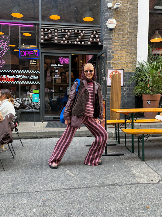 [Modelka ma 169 cm wzrostu i nosi rozmiar S] spodnie bawełna organiczna paski berry stripes outfit sweter kamizelka chusta torba 