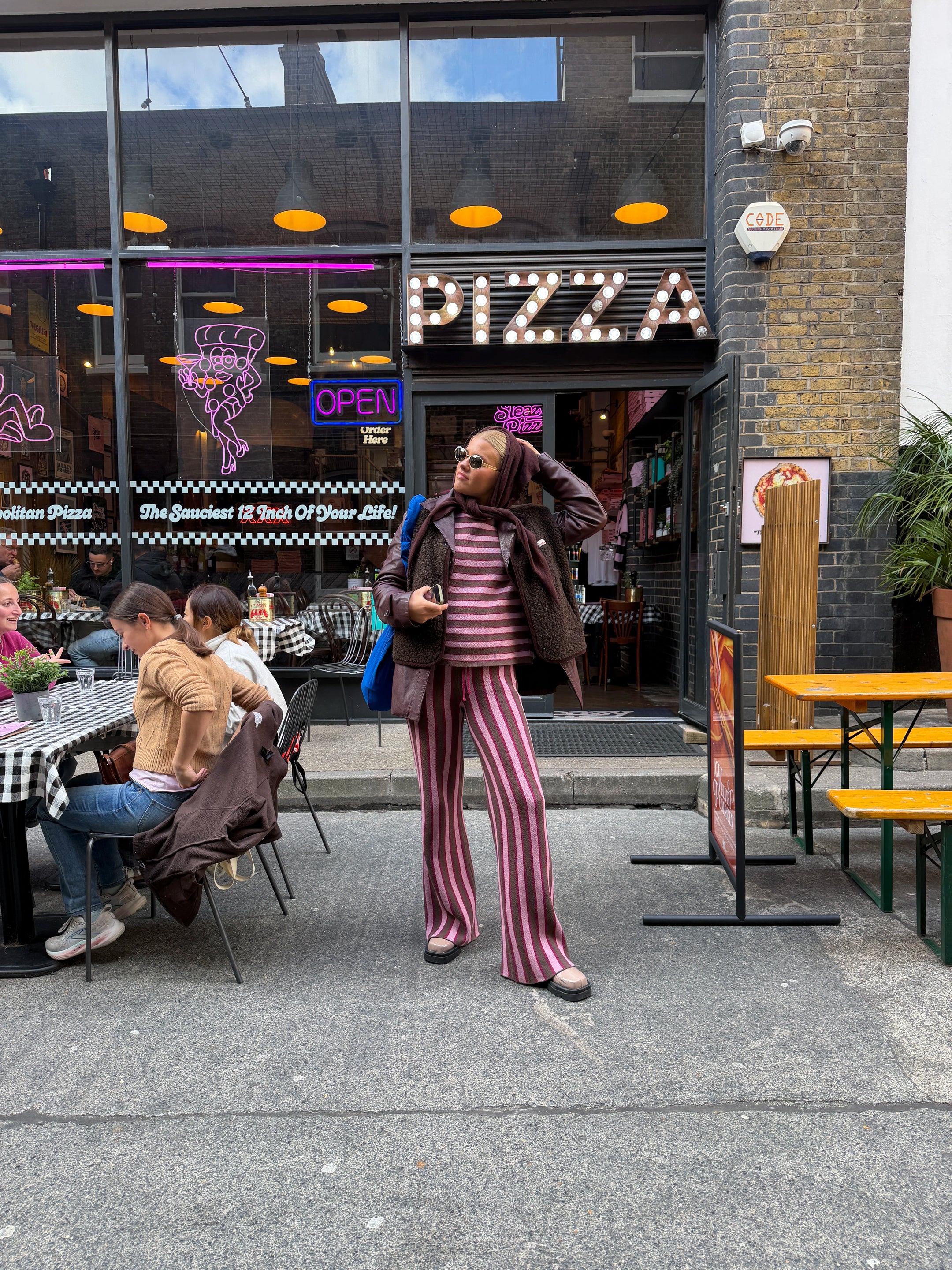 [Modelka ma 169 cm wzrostu i nosi rozmiar S] spodnie bawełna organiczna paski berry stripes outfit sweter kamizelka chusta czekoladowa 