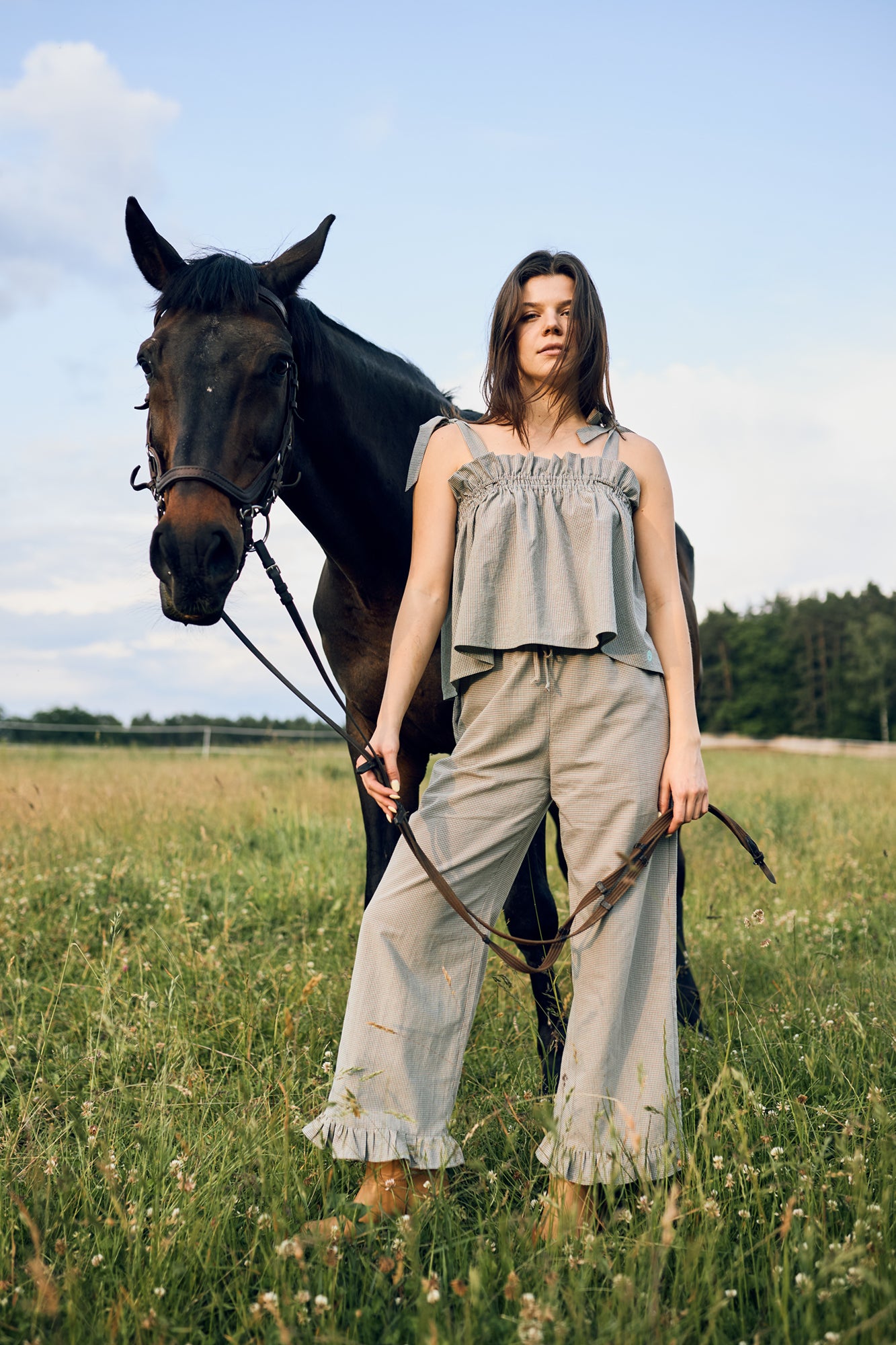 [Modelka 172 cm wzrostu i nosi rozmiar M] spodnie damskie krata falbanka foggy brown vichy frilled outfit zestawe set top