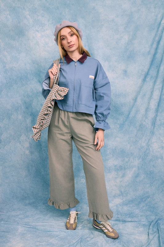 [Modelka ma 173 cm wzrostu i nosi rozmiar S] spodnie damskie krata falbanka foggy brown vichy frilled outfit stylizacja torba katana niebieska beret