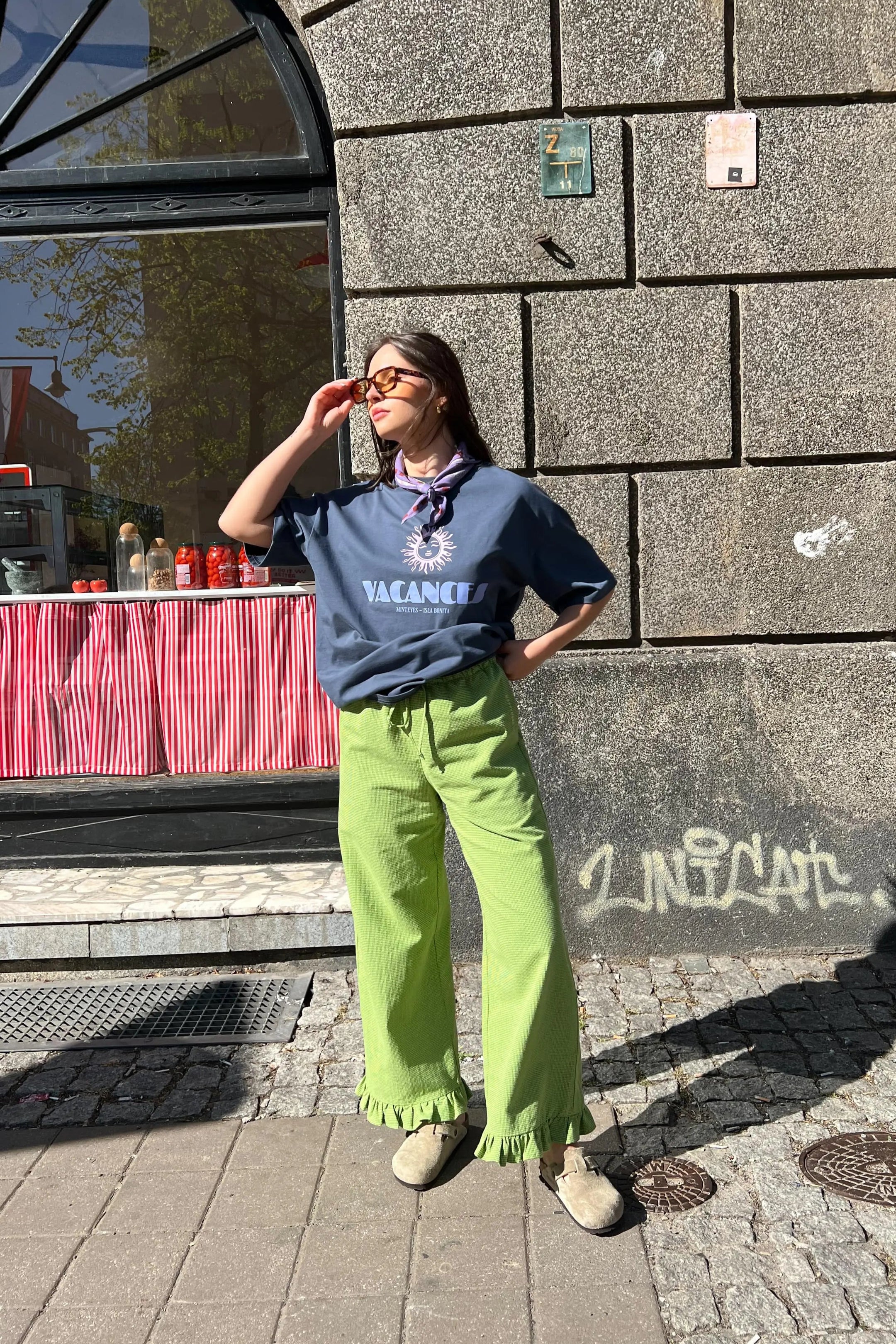 [Modelka ma 164 cm wzrostu i nosi rozmiar S] spodnie damskie krata falbanka matcha green vichy outfit stylizacja 