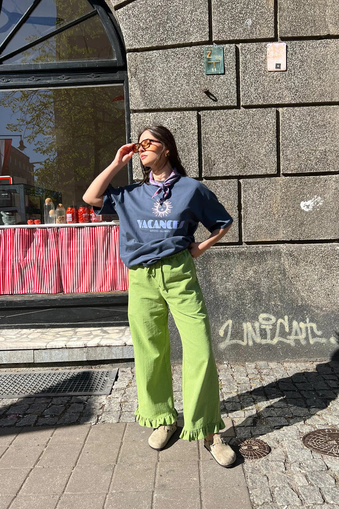 [pl][Modelka ma 164 cm i nosi rozmiar S] [en][The model is 164 cm and wears size S] [de][Das Model ist 164 cm groß und trägt Größe S] spodnie damskie krata falbanka matcha green vichy outfit stylizacja 