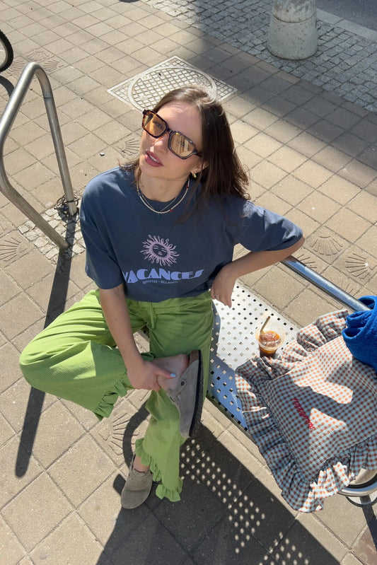 [Modelka ma 164 cm wzrostu i nosi rozmiar S] spodnie damskie krata falbanka matcha green vichy outfit stylizacja torba foggy brown