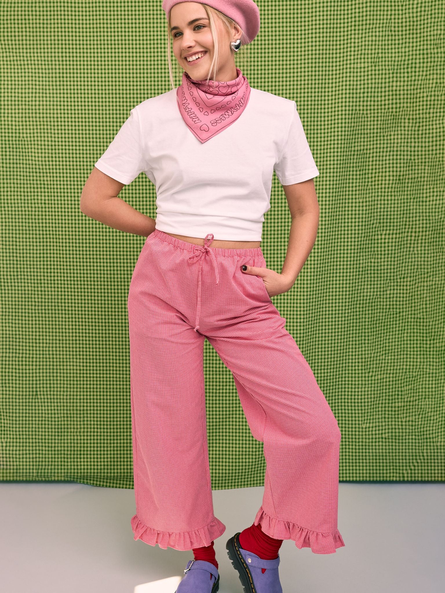 [Modelka ma 168 cm wzrostu i nosi rozmiar S] spodnie damskie w kratę z falbanką różowe wild berry vichy stylizacja outfit bandana beret