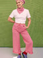[pl][Modelka ma 168 cm wzrostu i nosi rozmiar S] [en][The model is 168 cm tall and wears size S] [de][Das Model ist 168 cm groß und trägt Größe S] spodnie damskie w kratę z falbanką różowe wild berry vichy stylizacja outfit bandana beret