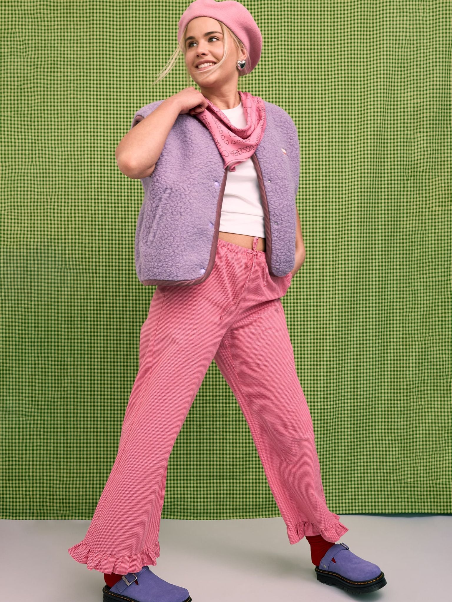 [Modelka ma 168 cm wzrostu i nosi rozmiar S] spodnie damskie w kratę z falbanką różowe wild berry vichy stylizacja outfit bandana kamizelka beret