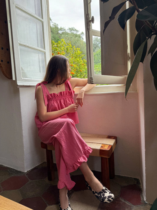 [Modelka ma 172 cm wzrostu i nosi rozmiar M] spodnie damskie w kratę z falbanką różowe wild berry vichy stylizacja outfit top set zestaw