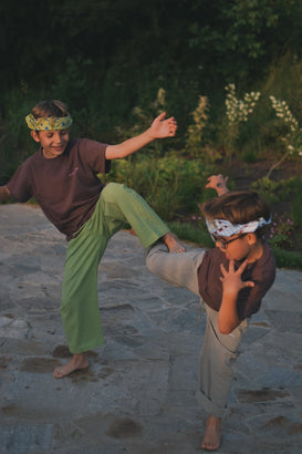 spodnie w kratę dziecięce foggy brown vichy brązowe outfit stylizacja t-shirt bandana dzieci